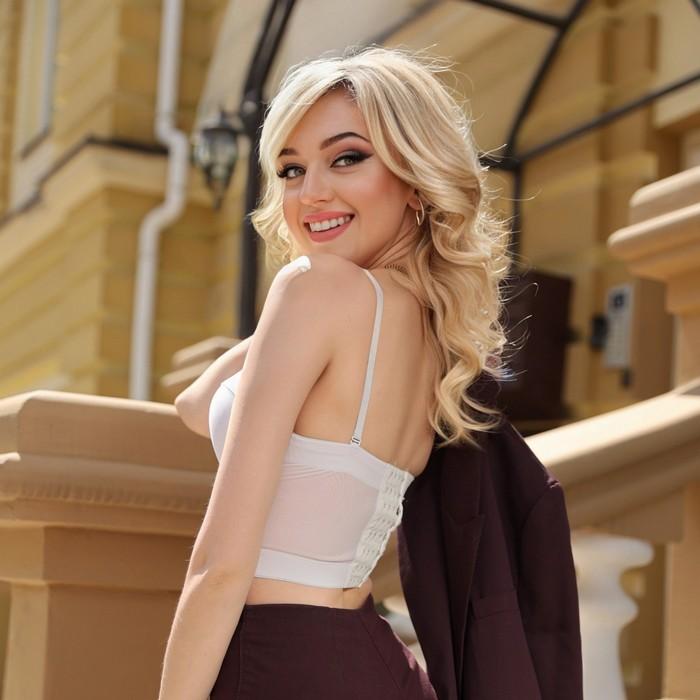 Gorgeous woman Valeriia, 26 yrs.old from Rovno, Ukraine