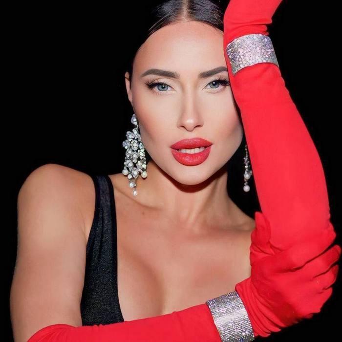 Charming wife Julia, 34 yrs.old from Strasbourg, France