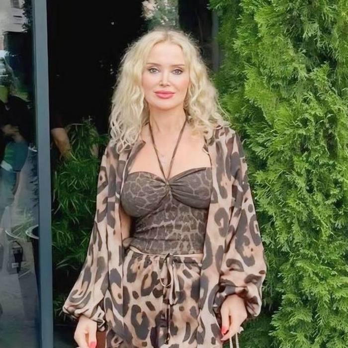 Gorgeous mail order bride Viktoria, 50 yrs.old from Chalon, France