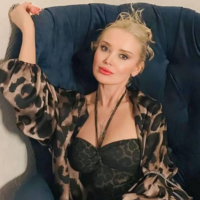 Beautiful mail order bride Viktoria, 50 yrs.old from Chalon, France